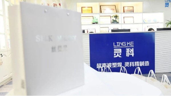 玉鼠辭舊，金牛迎新，靈科年禮賀新春！