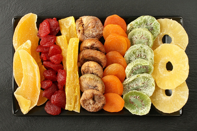 千庫(kù)網(wǎng)_芒果、木瓜、獼猴桃、菠蘿、干草莓、無(wú)花果、杏子等水果, 躺在黑色石頭表面的黑色陶瓷板上。宏觀_攝影圖編號(hào)20106491